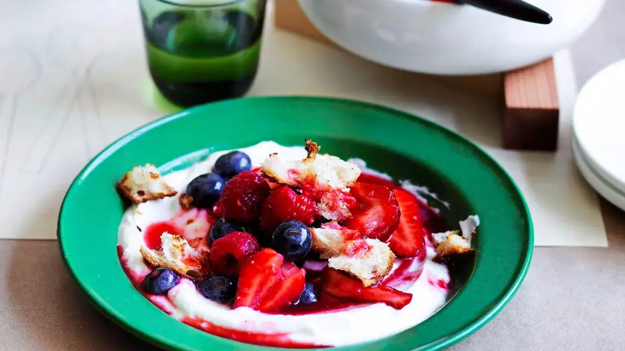 Leckeres Dessert mit Beeren und zerbröseltem Brot auf cremiger Basis. Perfekt, wenn du protein creme selbst machen möchtest!