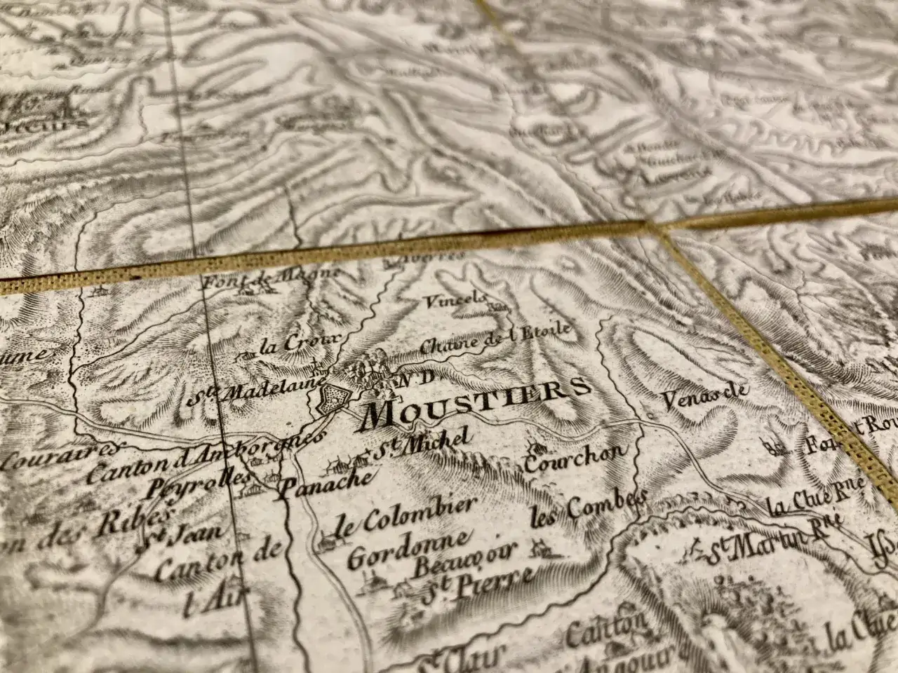 Extrait d'une carte de Cassini, la date est ancienne. On y voit le village de Moustiers et ses environs, avec des reliefs marqu&eacute;s.