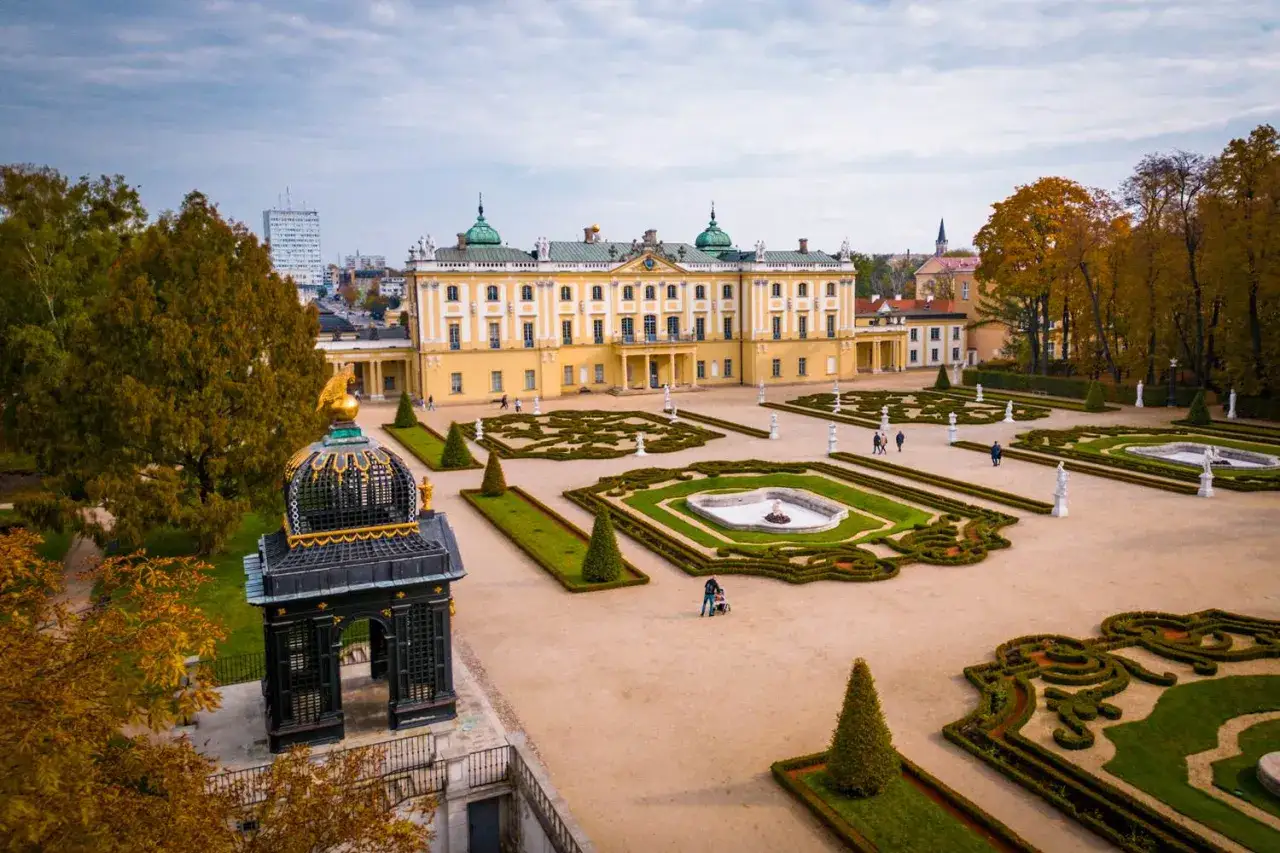 Pałac Branickich w Białymstoku, serce starego miasta, otoczony barokowymi ogrodami.