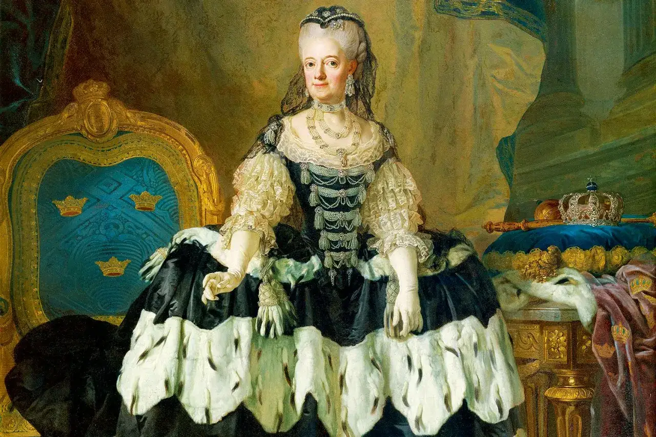 En av Sveriges drottningar, kl&auml;dd i en magnifik kl&auml;nning med p&auml;ls och juveler, sitter p&aring; en tron.