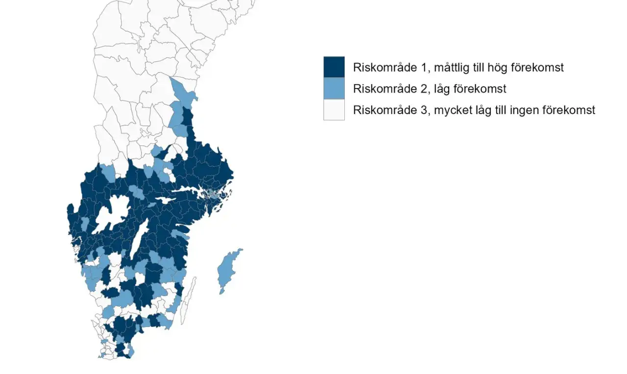 Karta &ouml;ver Sverige som visar riskomr&aring;den. M&ouml;rkbl&aring; omr&aring;den har m&aring;ttlig till h&ouml;g f&ouml;rekomst, ljusbl&aring; har l&aring;g f&ouml;rekomst.