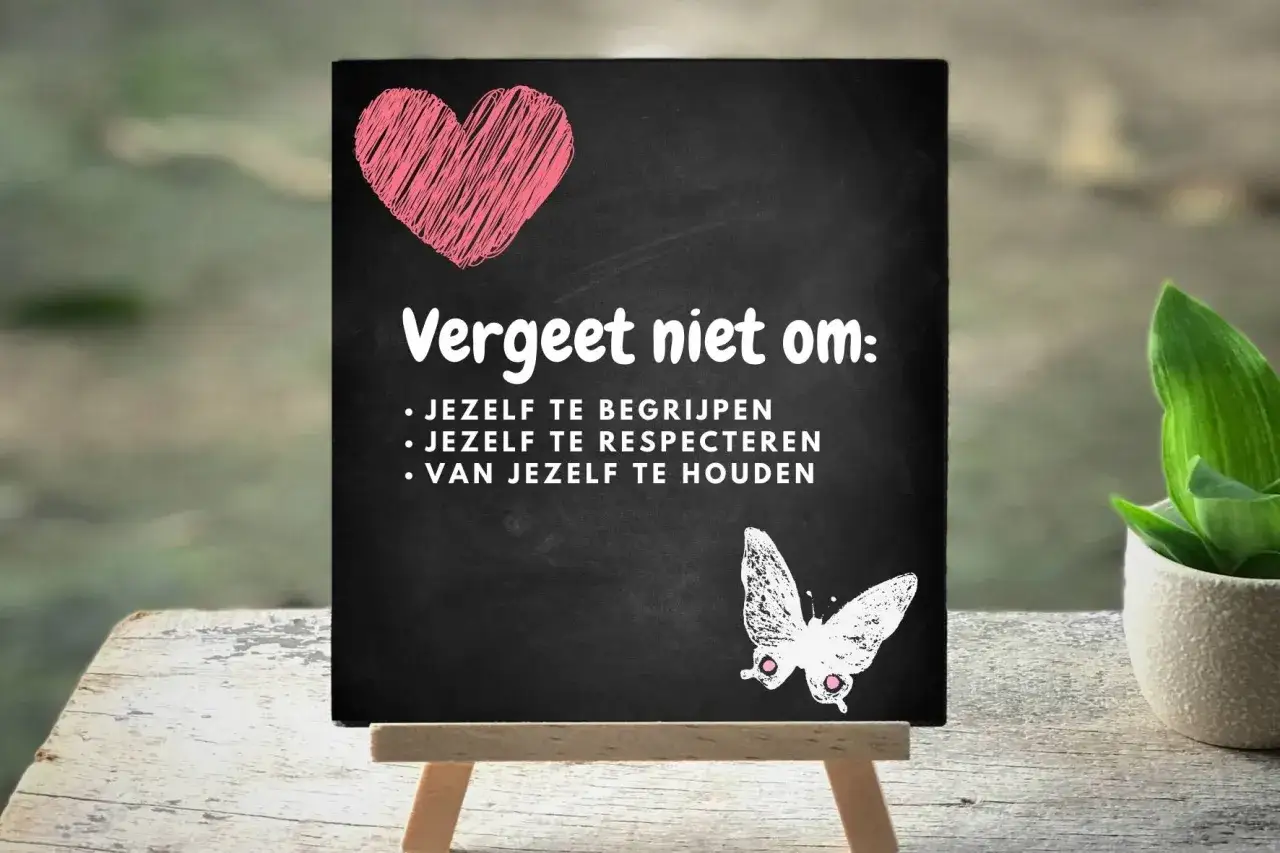 Zwart bord met hart en vlinder. Tekst: 