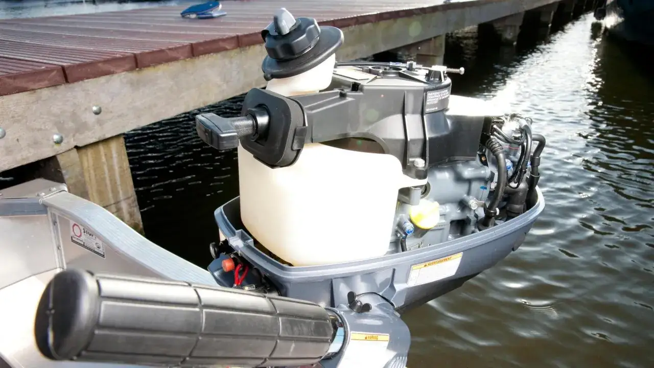 Moteur hors-bord Yamaha 4cv 4 temps, prêt pour l'aventure nautique. Fiche technique détaillée disponible.