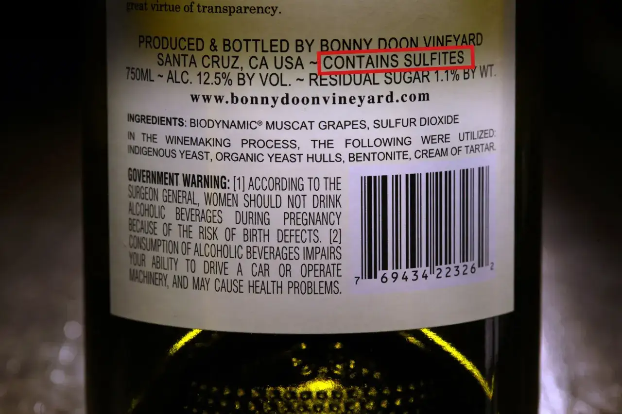 Etykieta wina informuje, że zawiera siarczyny. Wino wyprodukowano w Santa Cruz, CA.