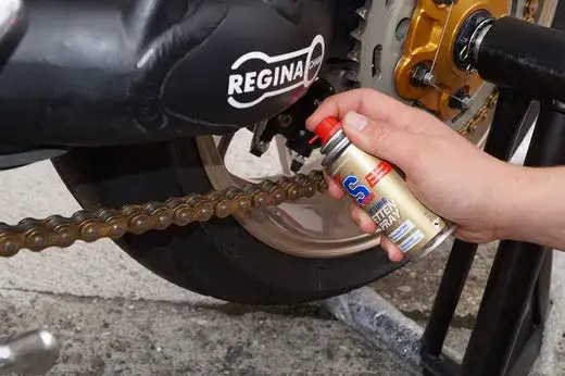 motocykl smarowanie łańcucha od wewnątrz