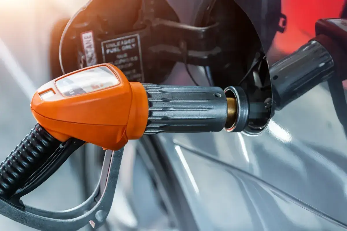 Ugello di rifornimento GPL inserito nel serbatoio di un'auto, per un pieno che aiuta le auto che consumano meno gpl.