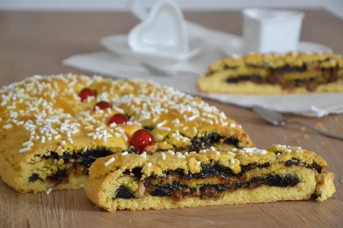Torta di riso, uno dei dolci tipici bologna, con canditi e confettini.