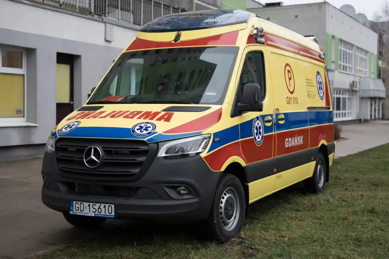 Karetka p. z napisem