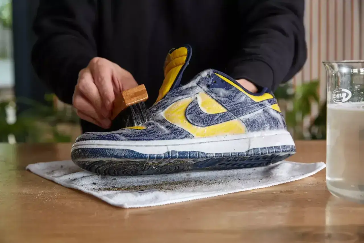 Czyszczenie sneakersów z pianą i szczotką. Dowiedz się, jak szybko wysuszyć buty po praniu, by znów były jak nowe.