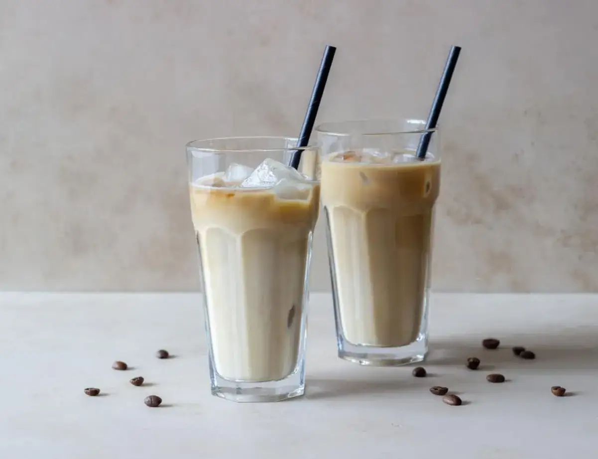Zwei Gl&auml;ser Eiskaffee mit gekochtem Kaffee, zubereitet im Thermomix, mit Eisw&uuml;rfeln und Strohhalmen.