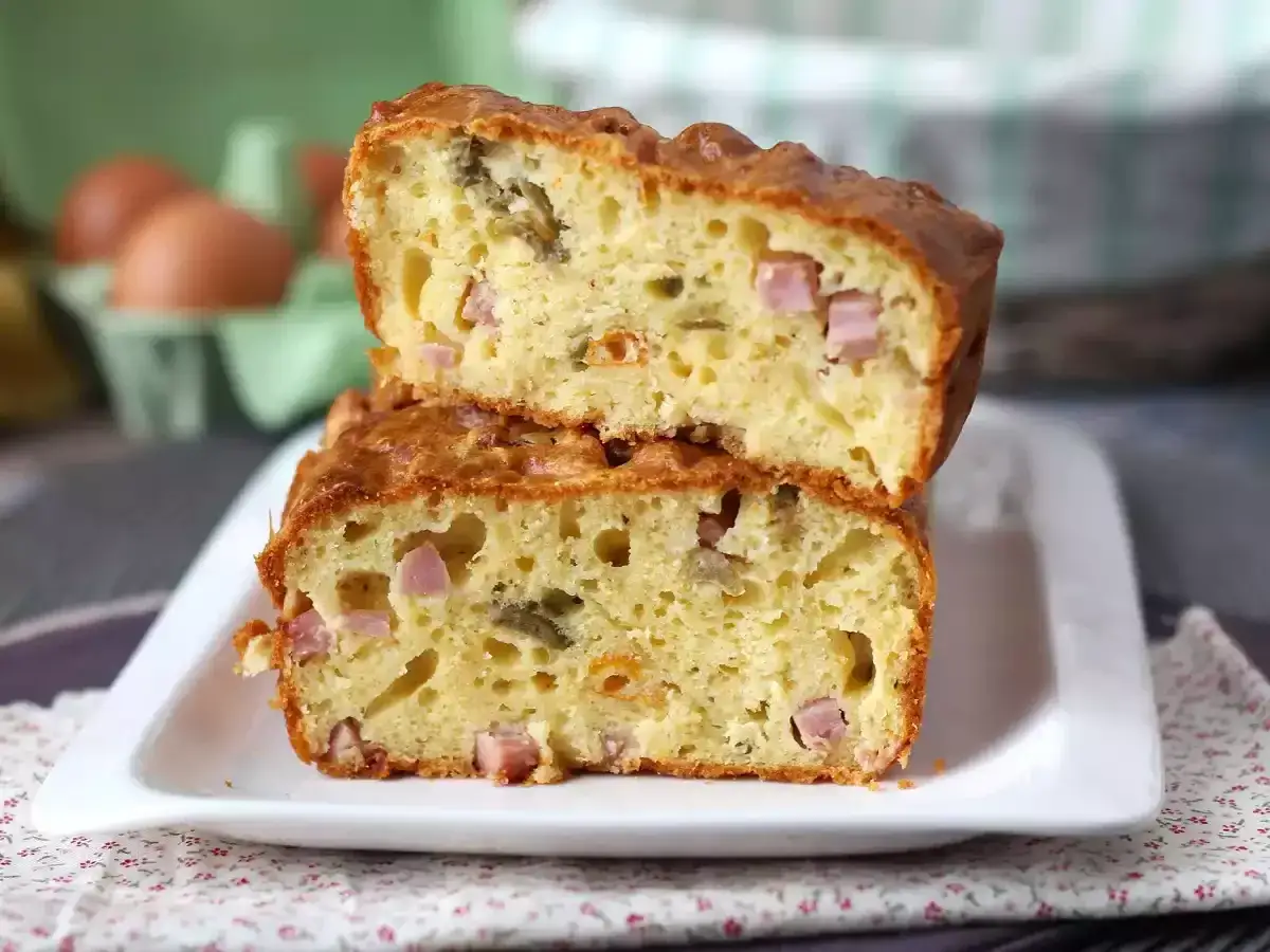 Tranche de cake jambon olive, moelleux et dor&eacute;, garni de d&eacute;s de jambon et d'olives vertes.