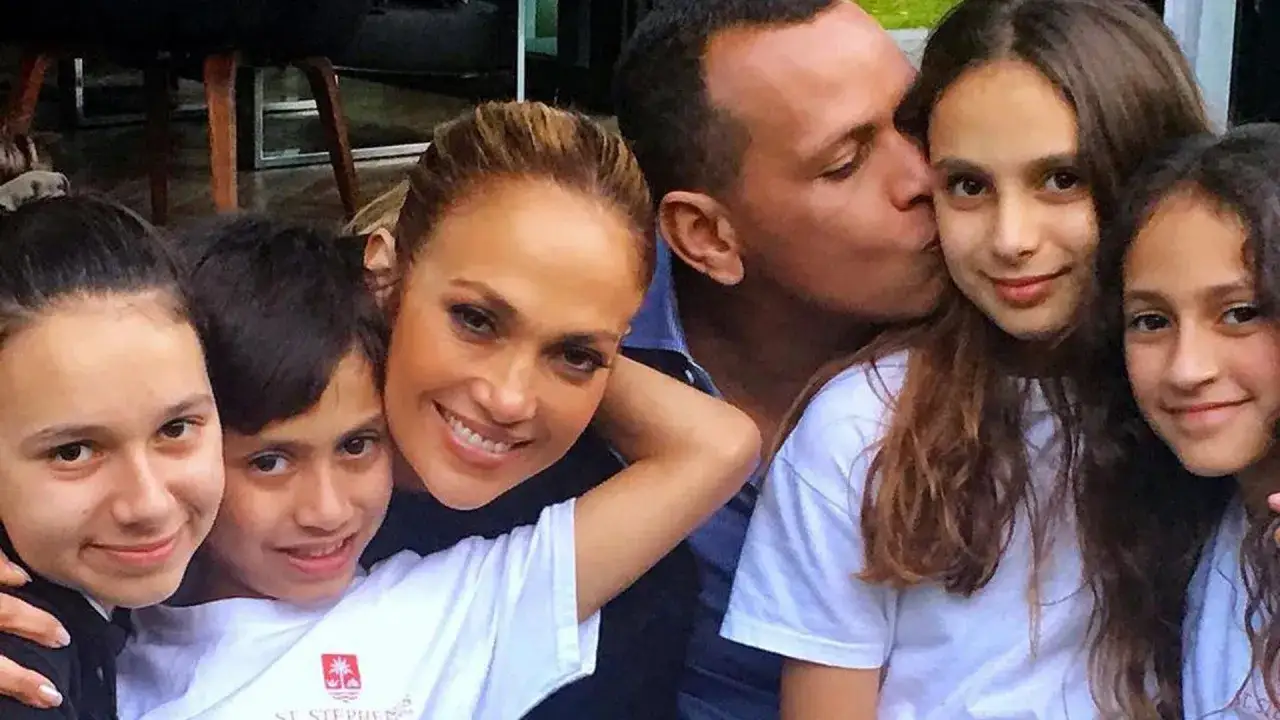 Jennifer Lopez z dziećmi i partnerem, Alexem. Rodzina uśmiecha się do aparatu, tworząc radosną, rodzinną chwilę.