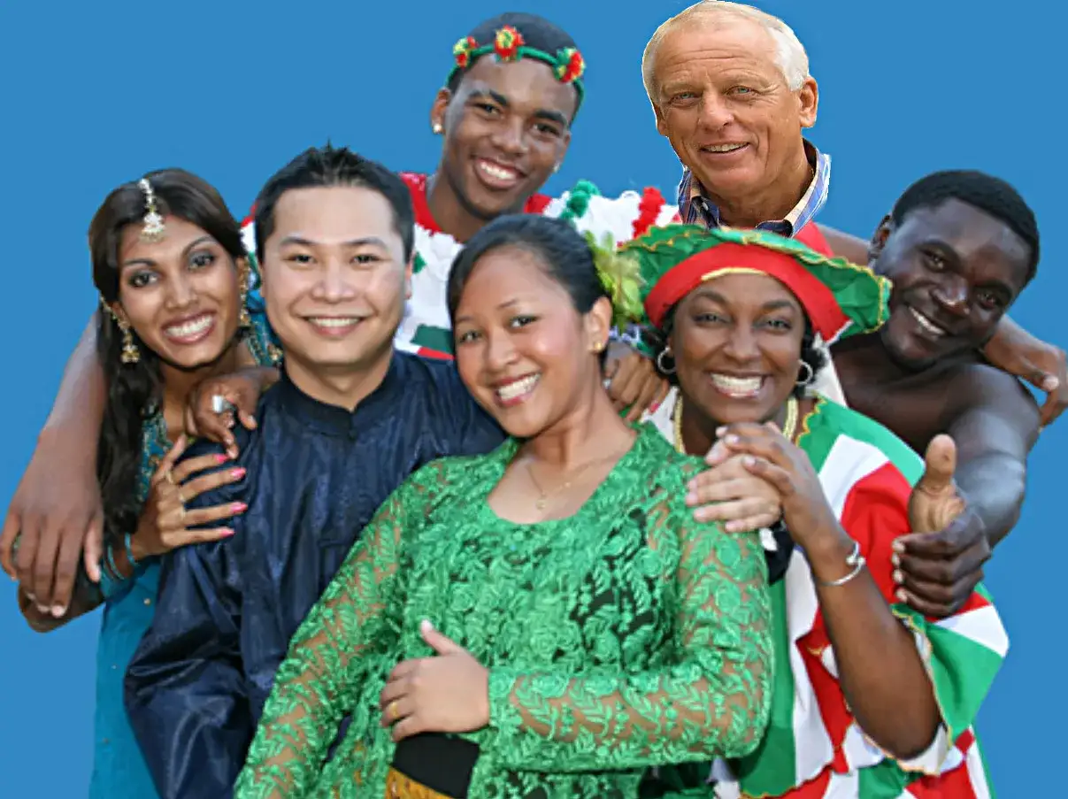 Groep mensen met diverse achtergronden, die de 5 bevolkingsgroepen van Suriname vertegenwoordigen, met een man op de achtergrond.