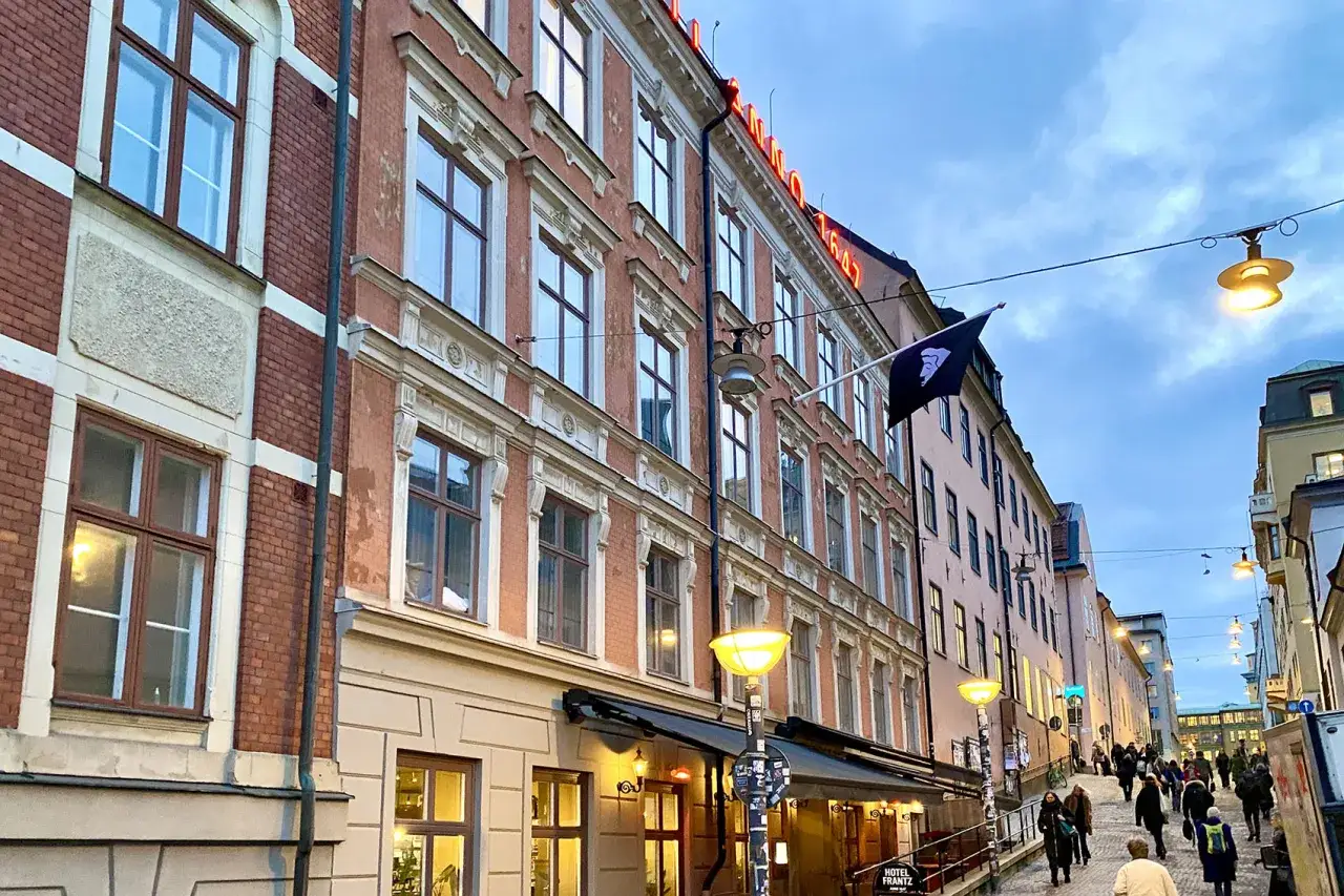 Gammal fasad med neontext
