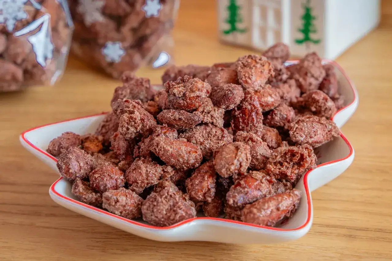 Leckere gebrannte Mandeln aus dem Airfryer in einer Sternschale, perfekt für die Weihnachtszeit.