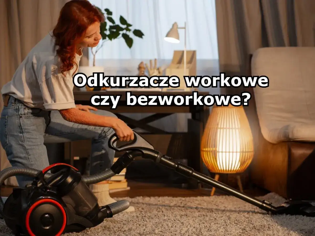 Kobieta z rudymi włosami odkurza dywan. Dylemat: odkurzacz workowy czy bezworkowy?