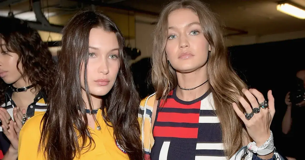 Bella Hadid i Gigi Hadid, siostry i modelki. Bella Hadid wiek nie jest widoczny, ale obie wyglądają młodo i stylowo.
