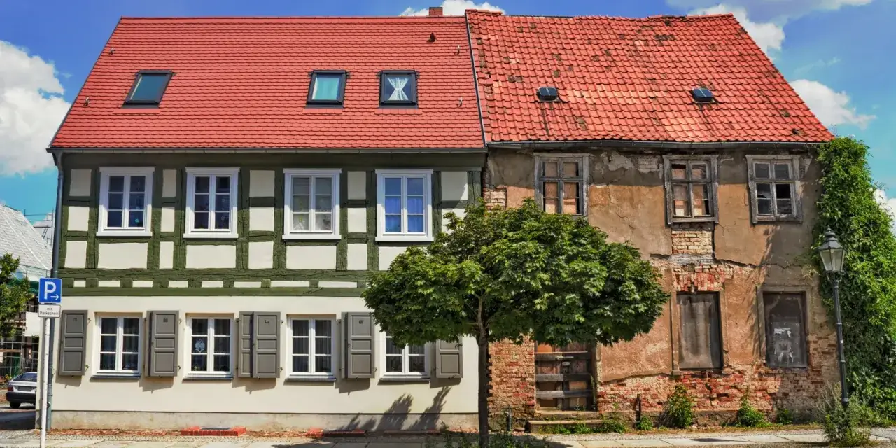 Zwei H&auml;user nebeneinander: eins saniert, eins verfallen. Die **Haus sanieren Kosten** sind hier deutlich sichtbar.