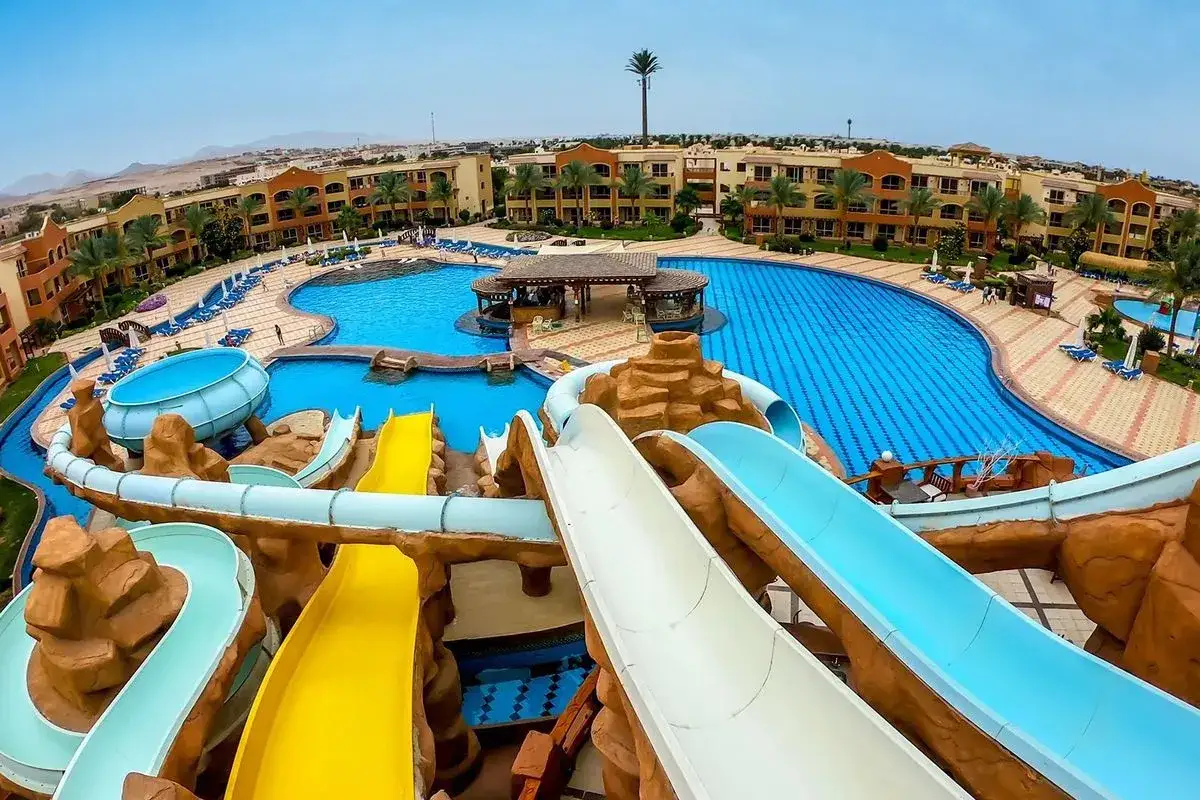 Idealne miejsce na all inclusive w maju: hotel z basenami, zjeżdżalniami i palmami.