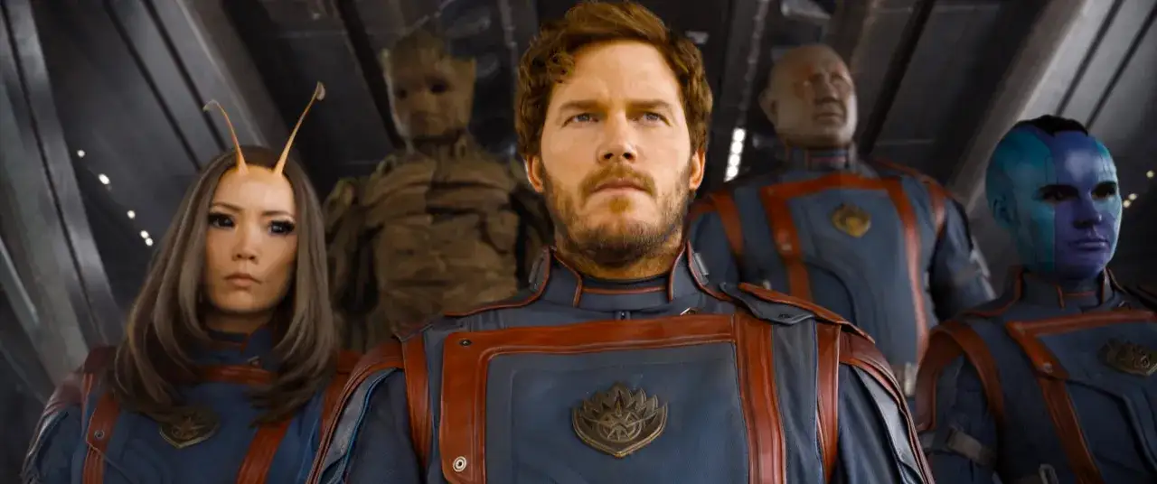 Strażnicy Galaktyki obsada: Star-Lord, Mantis, Groot, Drax i Nebula w swoich charakterystycznych strojach.