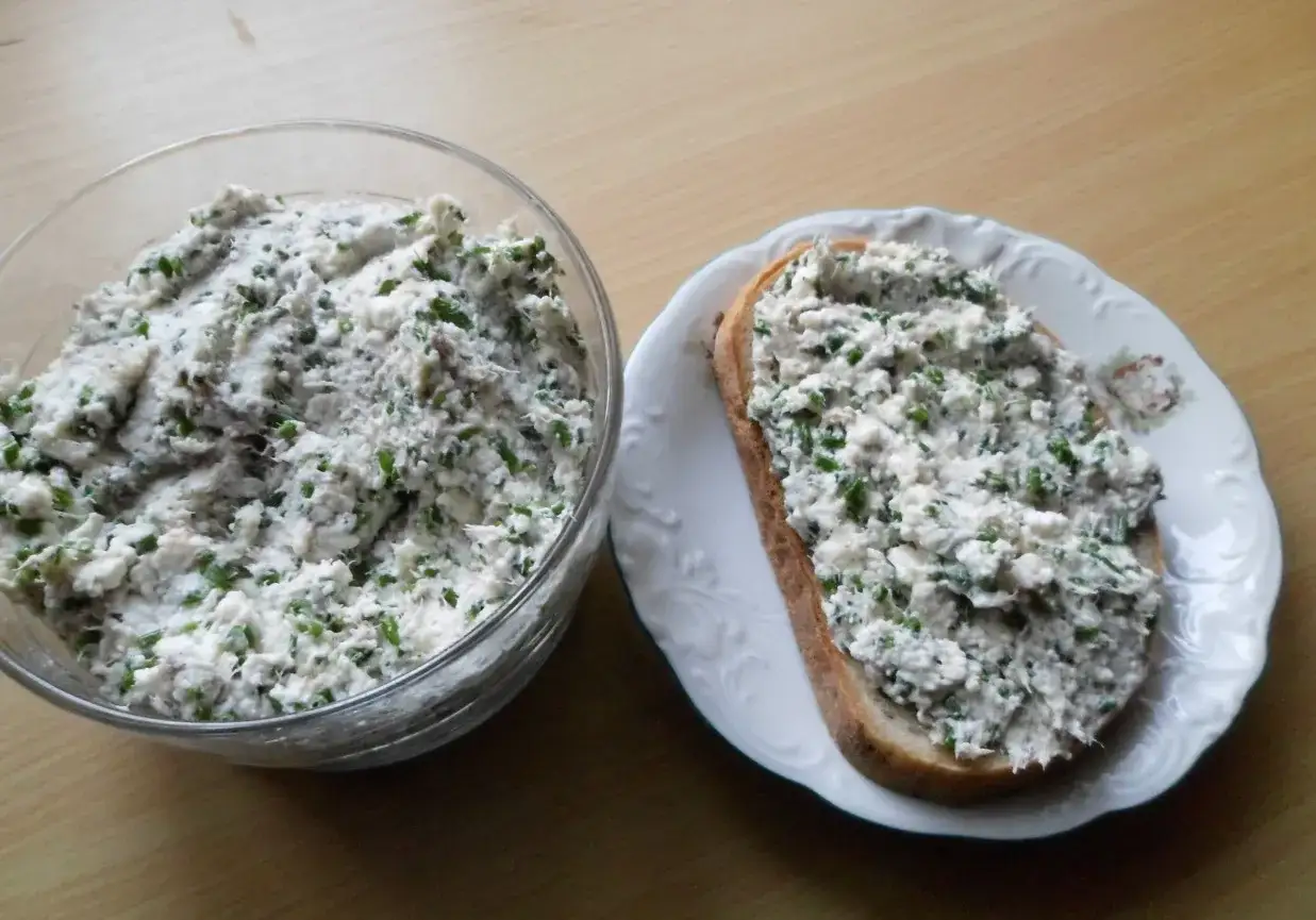 Pyszna pasta z makreli i twarogu, posypana szczypiorkiem, gotowa do nałożenia na świeży chleb. Idealna na śniadanie.