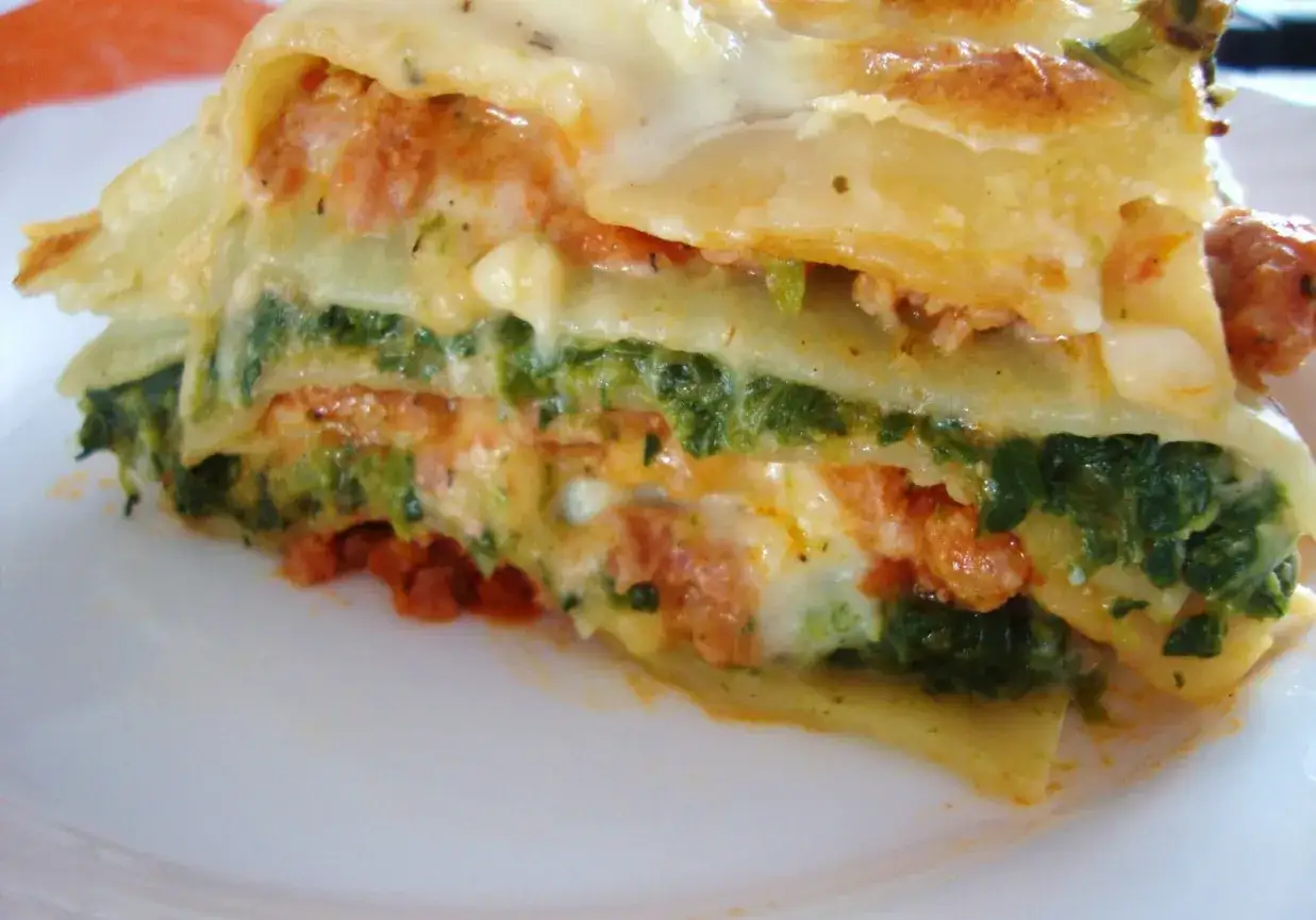 Pyszna, warstwowa lasagne z mięsem i szpinakiem, idealna na fit obiad.