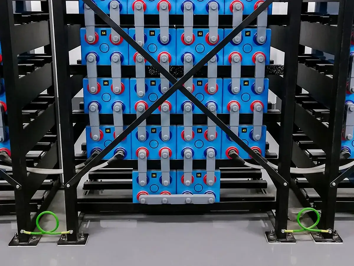 Reihen von blauen Batteriemodulen in einem Rack. Die Kosten für einen Batteriespeicher 1 MWh sind hier nicht ersichtlich, aber die Technik ist beeindruckend.