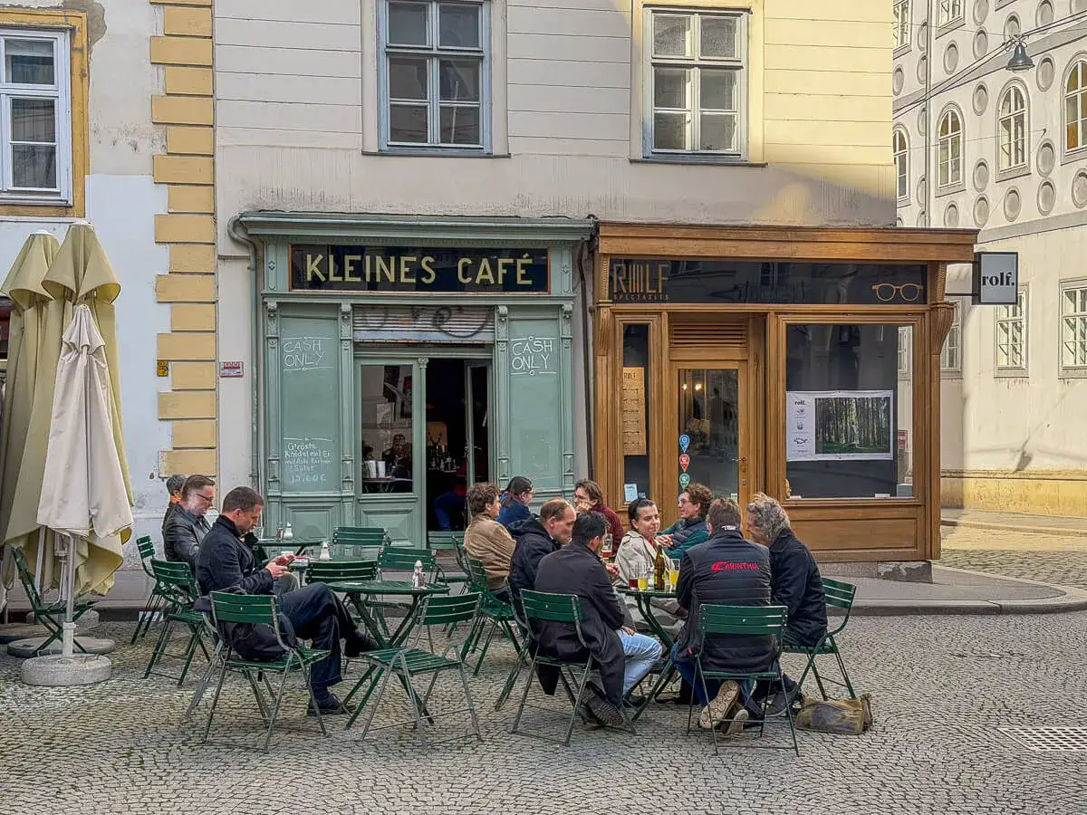 Menschen sitzen im 