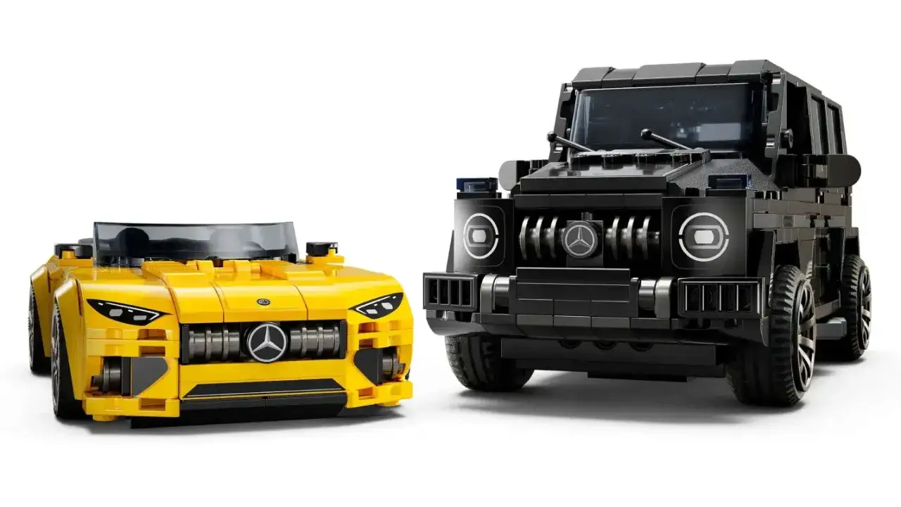 Zwei LEGO Mercedes-Benz Modelle, ein gelber Sportwagen und ein schwarzer Geländewagen, aus dem Set lego 76924.