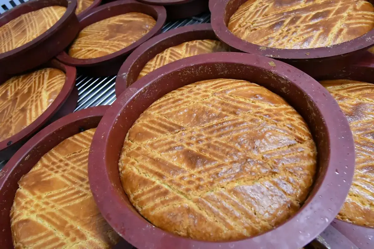 Plusieurs gâteaux bretons dorés, aux croisillons caractéristiques, sortent du four.