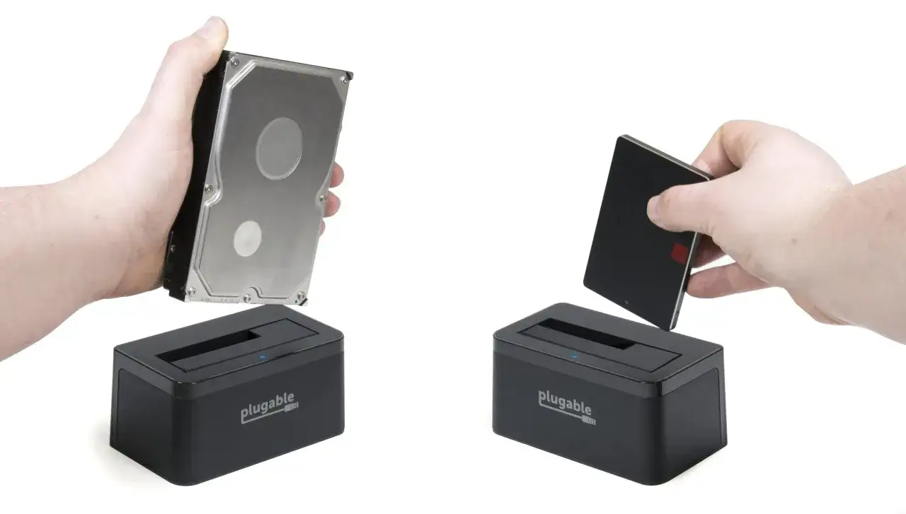 Manos insertando un disco duro y un SSD en sus respectivos conectores de disco duro Plugable.