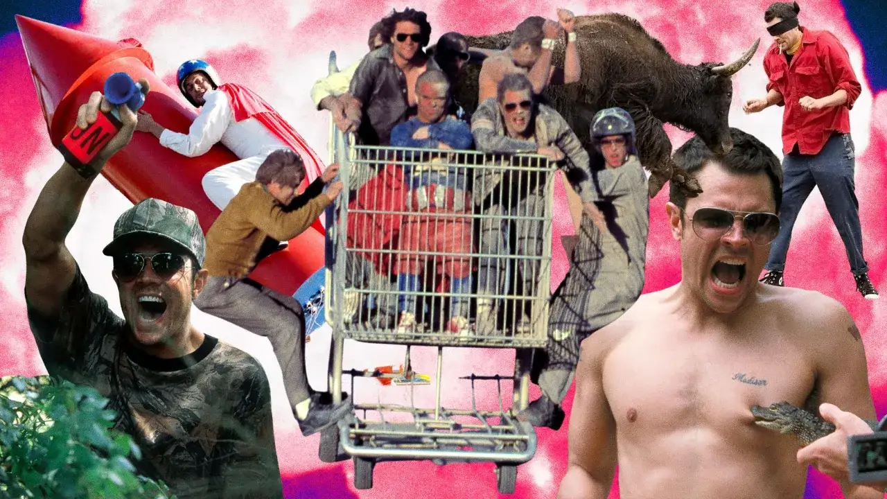 Kolaż scen z Jackass 4.5: ludzie w w&oacute;zku, na rakiecie, z bykiem i aligatorem.