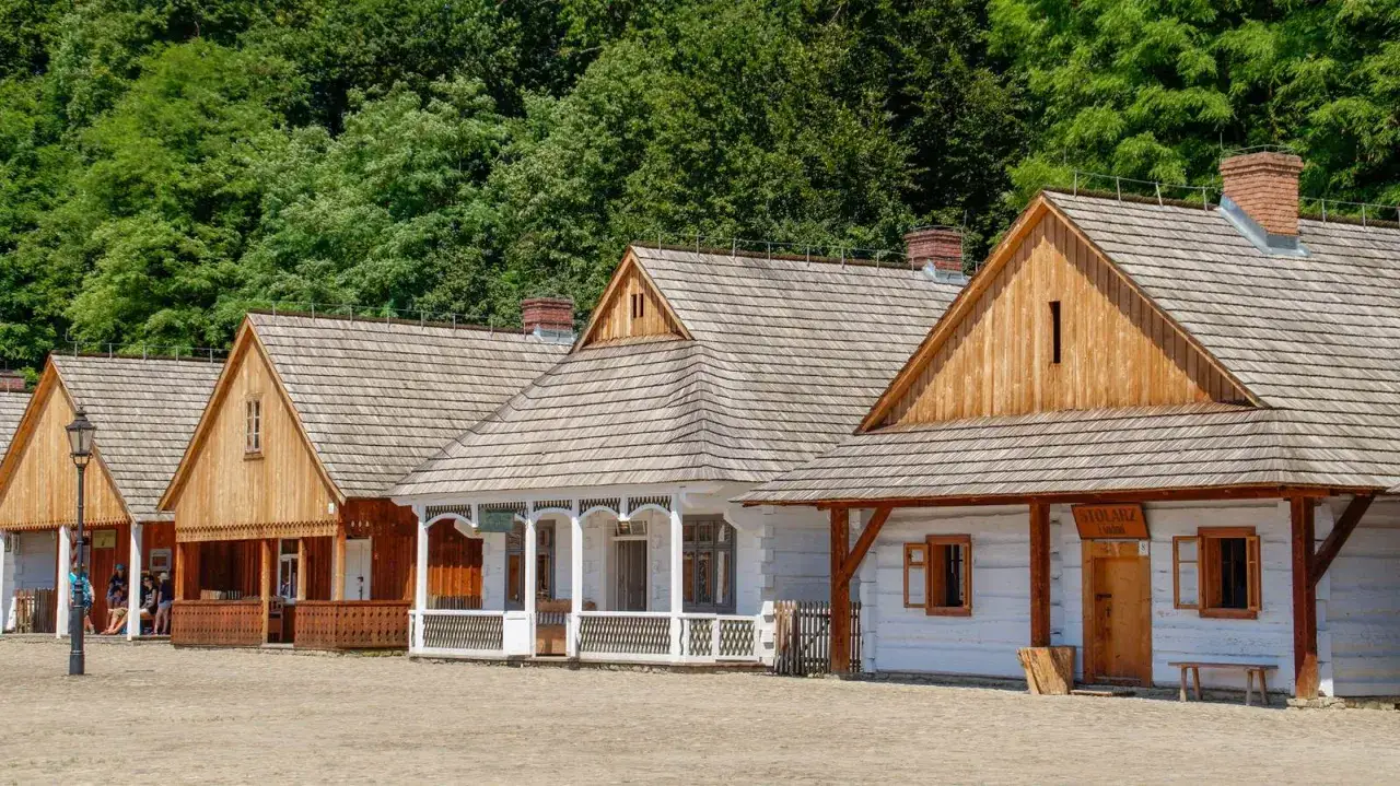 Drewniane domy w skansenie Sanok. Cennik zwiedzania warto sprawdzić przed wizytą.