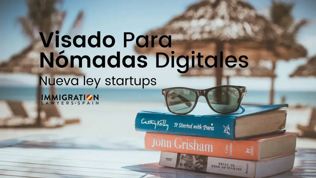 Libros y gafas de sol en la playa, con el texto