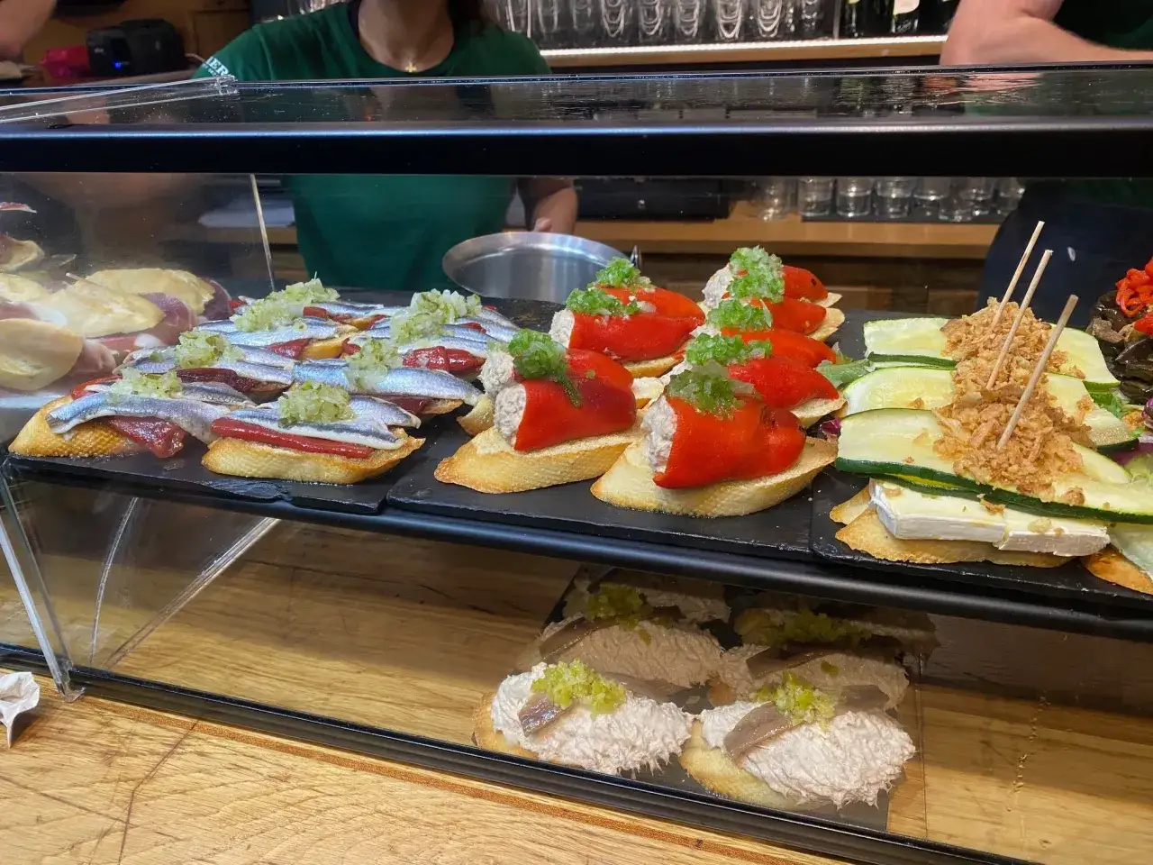 Leckere Tapas in Barcelona: Sardinen auf Brot, gef&uuml;llte Paprika und Zucchini-R&ouml;llchen. Perfekt f&uuml;r deine kulinarischen Barcelona Tipps!