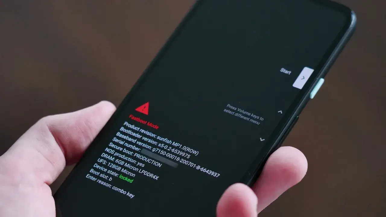 Telefon w trybie Fastboot Mode. Widoczne informacje o wersji oprogramowania, stanie blokady bootloadera i inne szczegóły techniczne.