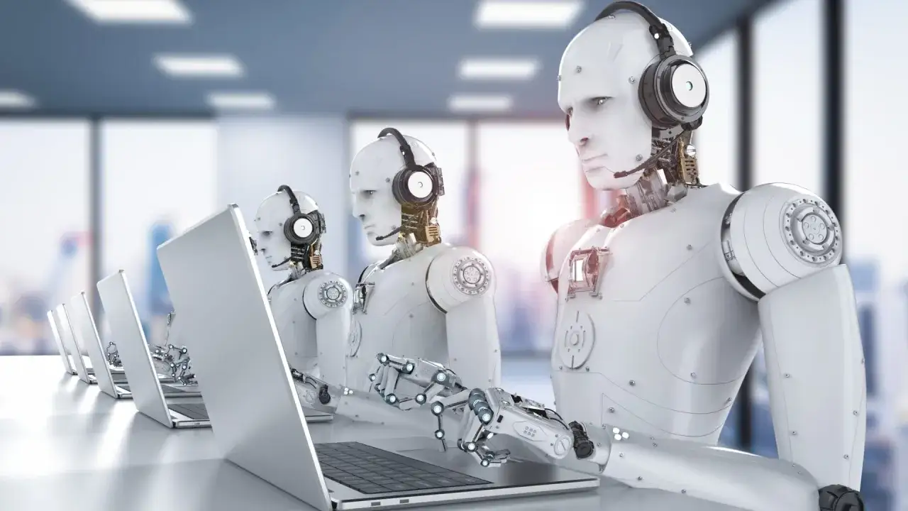 Roboty w słuchawkach pracują przy laptopach. To przyszłość, która może oznaczać zawody, które znikną.