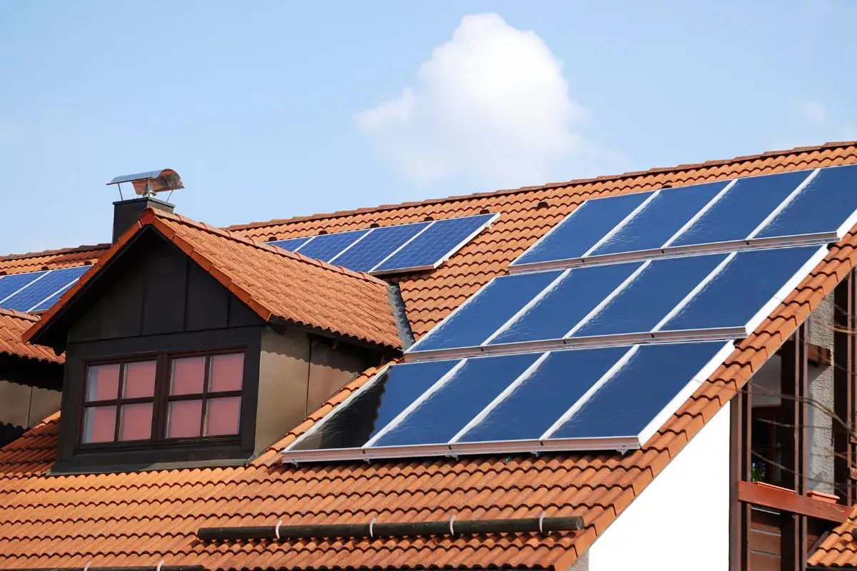 Tejas rojas con paneles solares. &iquest;Ser&aacute; que el due&ntilde;o recibi&oacute; una multa por poner paneles solares sin permiso?