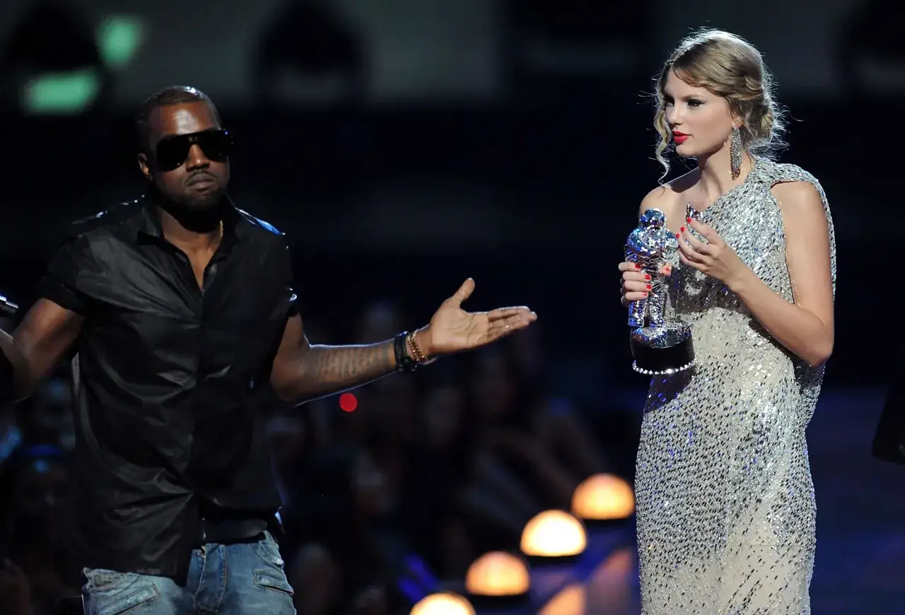Kanye West przerywa przemówienie Taylor Swift na gali MTV.