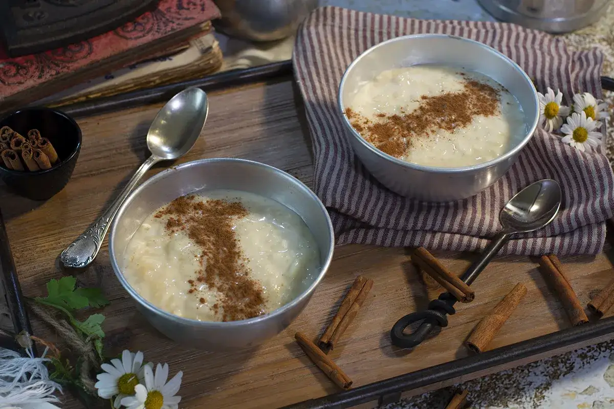 Dos cuencos de cremoso arroz con leche, espolvoreado con canela, listos para disfrutar. Un postre perfecto hecho con Thermomix.