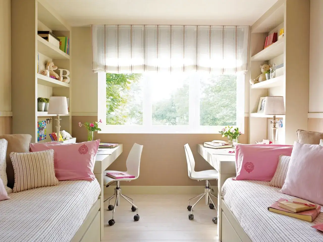 Dormitorio infantil pequeño con dos camas, escritorios y estanterías. Ideas para maximizar el espacio.