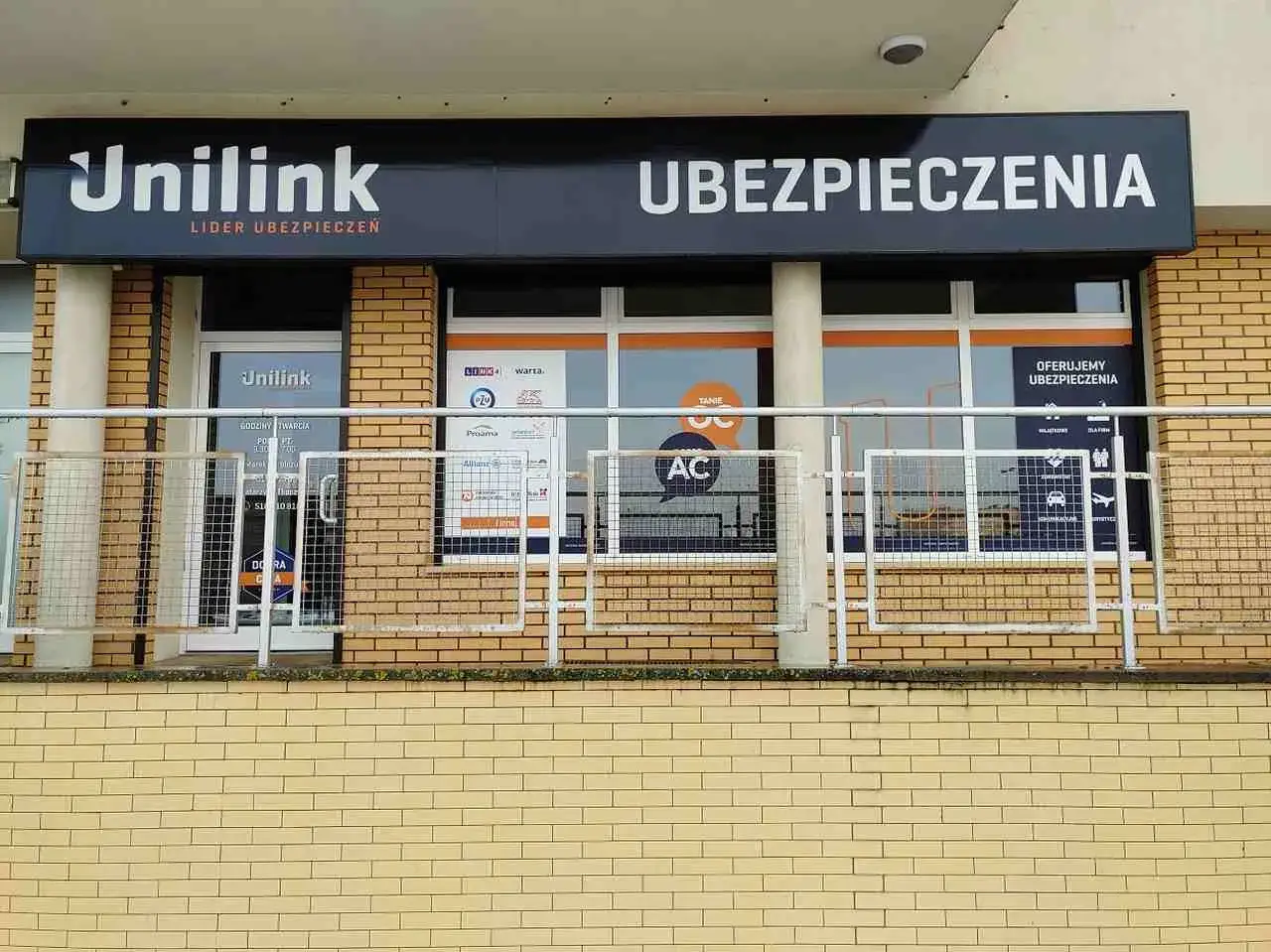 Elewacja biura ubezpieczeniowego Unilink z napisem 