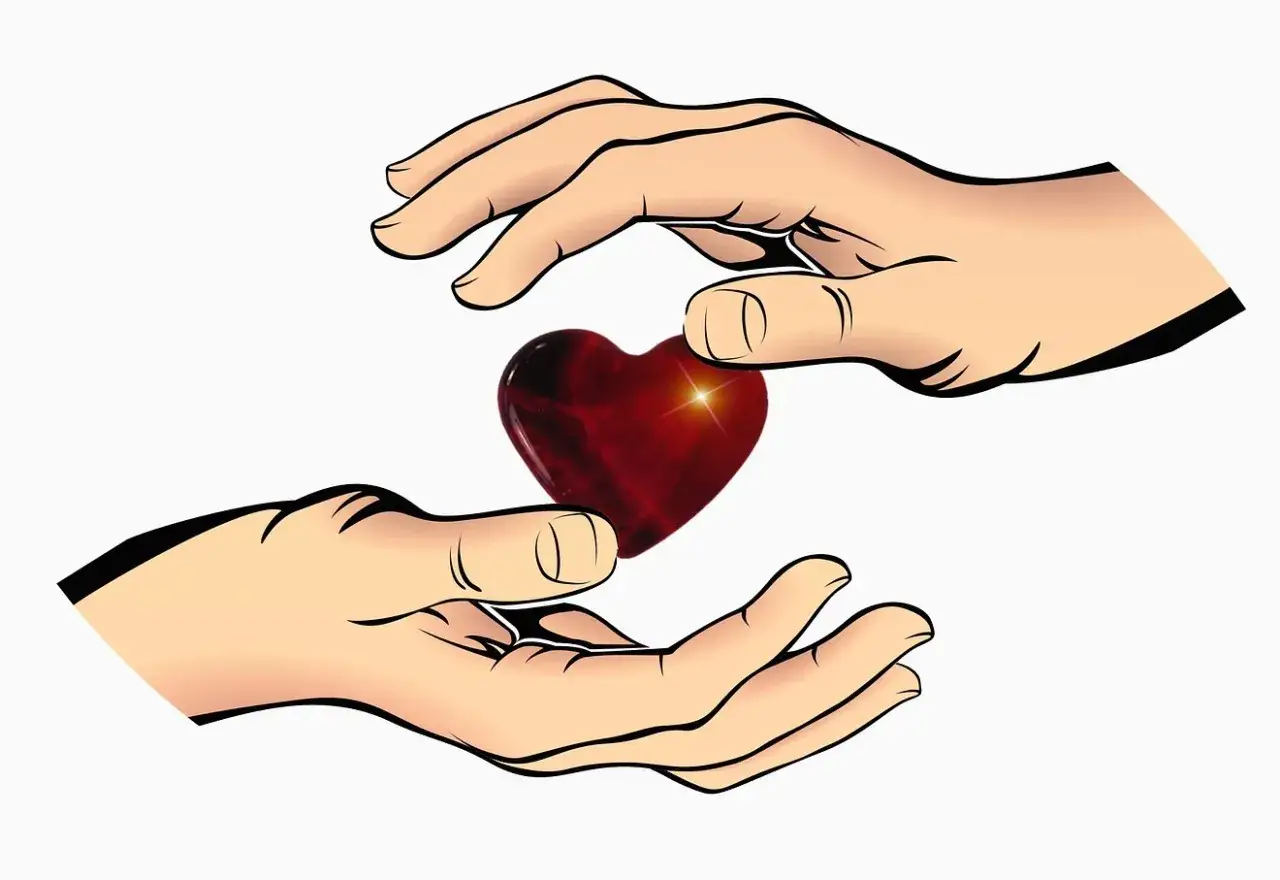 Zwei Hände reichen sich ein Herz. Ein Symbol für Liebe und Schutz, wie in Psalm 139,5 beschrieben.