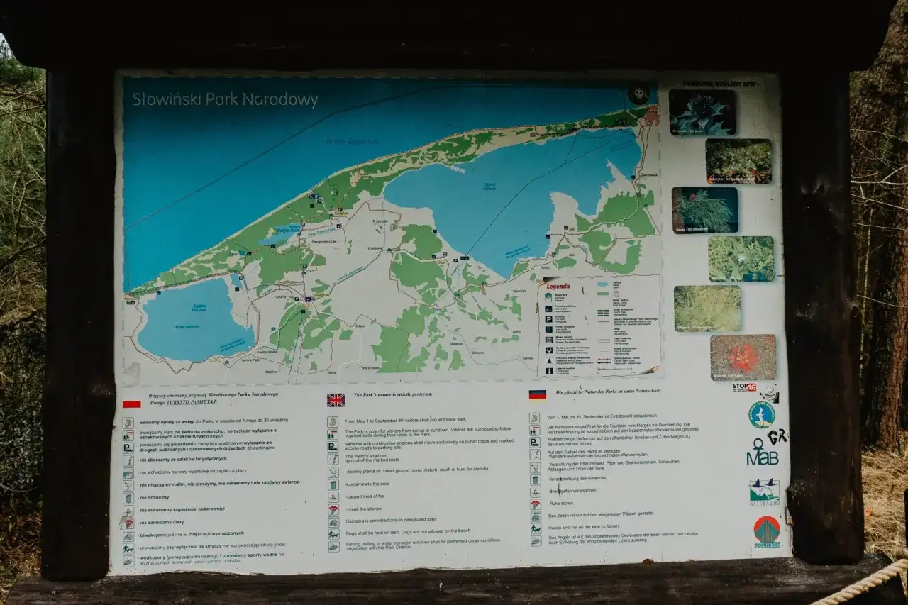 Mapa Słowińskiego Parku Narodowego, który znajduje się niedaleko Łeby. Pokazuje jeziora, morze i szlaki.