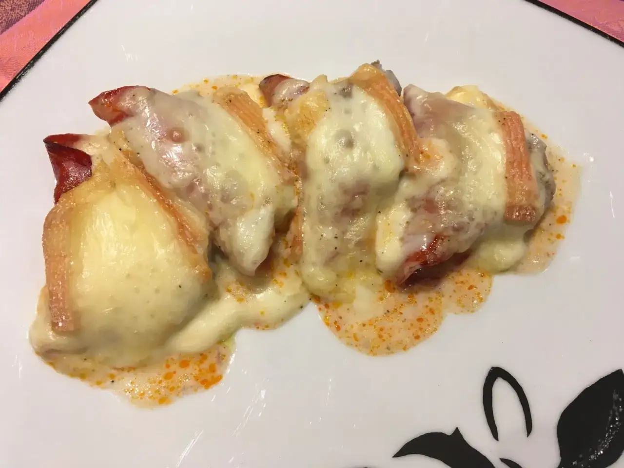 Délicieux filet mignon enrobé de chorizo et gratiné au fromage fondant. Une recette gourmande à tester !