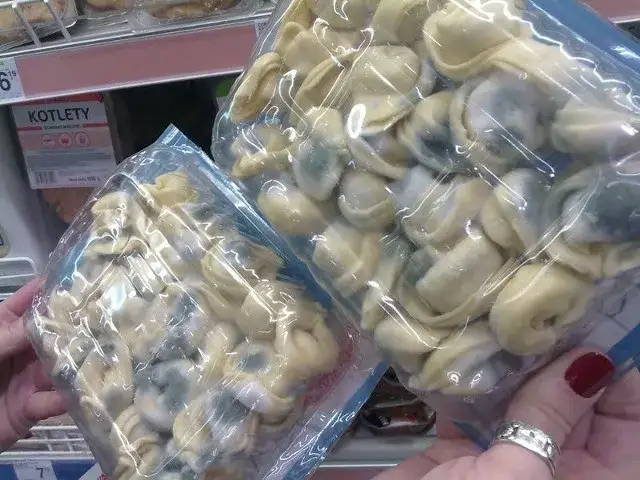 Półka z tortellini w supermarkecie