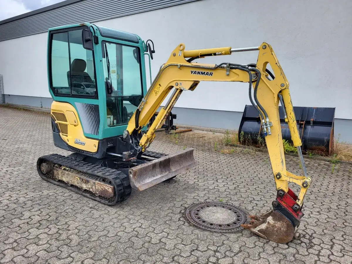 Żółto-zielona, gąsienicowa koparka Yanmar SV22. Idealna do prac budowlanych, tanie mini koparki to świetny wybór.