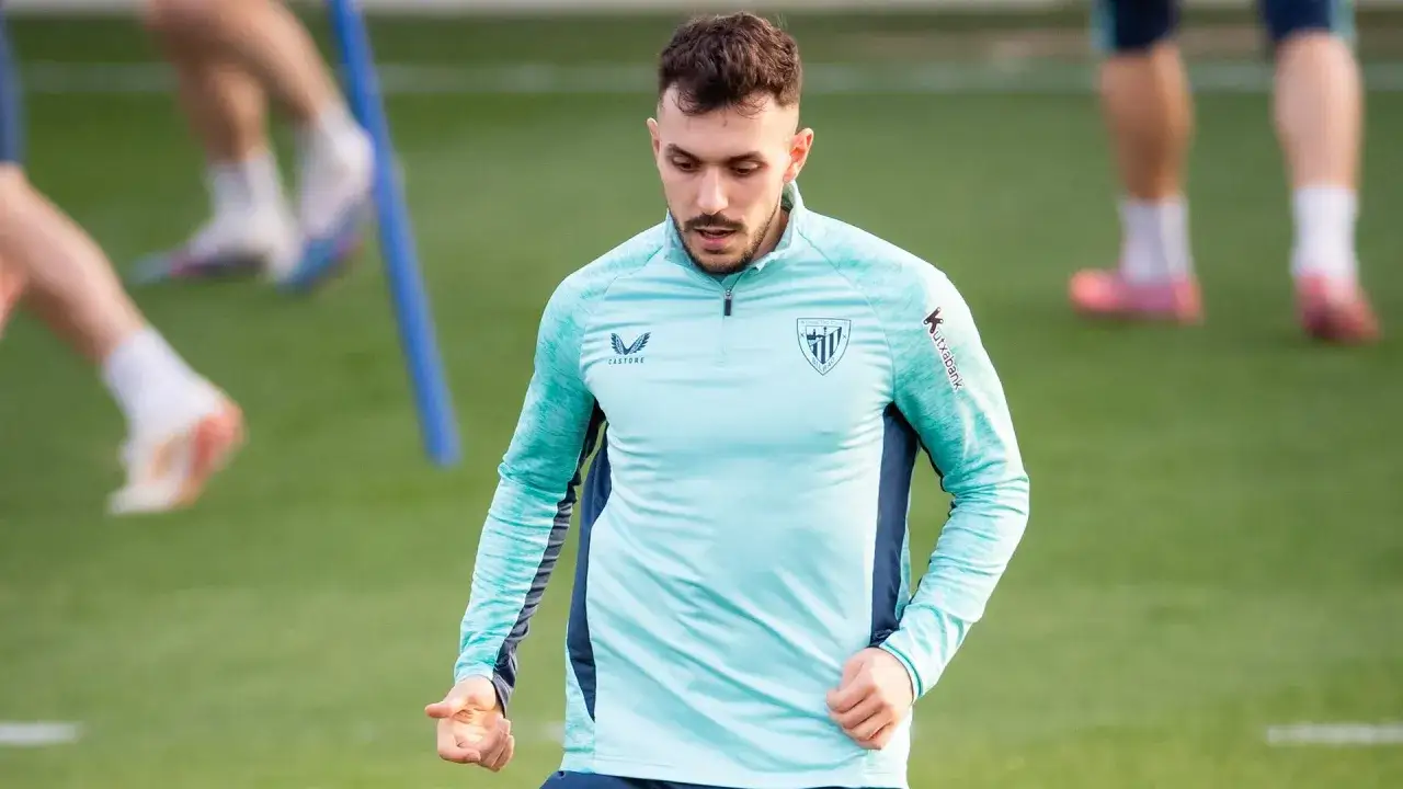 Aitor Paredes, jugador del Athletic Club, entrena con concentración en el campo.