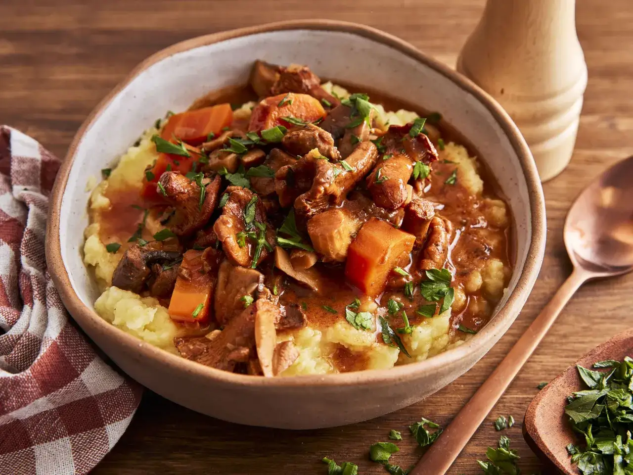 Herzhaftes pilzgulasch vegetarisch auf cremigem Kartoffelpüree, garniert mit frischer Petersilie. Ein Genuss für alle Sinne!