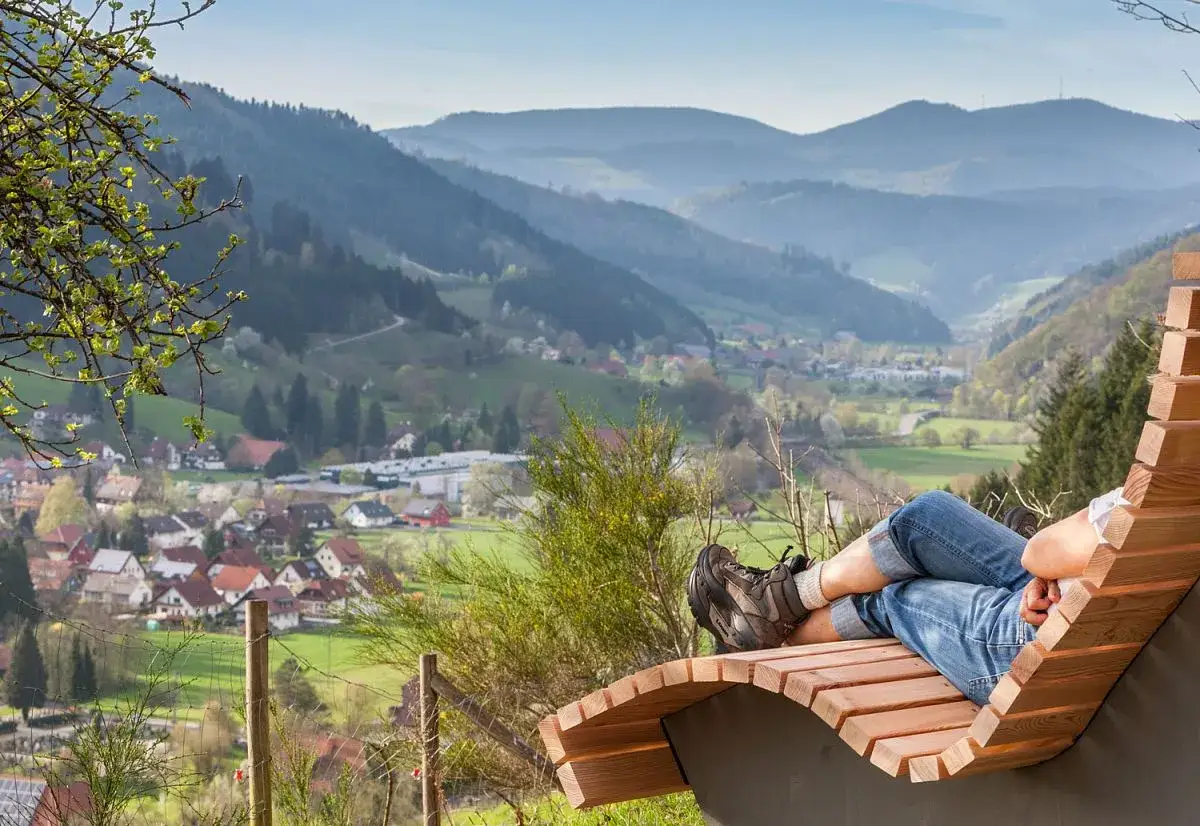 Entspannung auf dem Hausacher Bergsteig: F&uuml;&szlig;e hochlegen und die Aussicht auf das Tal genie&szlig;en.